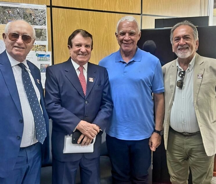 Da esquerda para direita : Advogados João Rodrigues (Diretor Jurídico), Estenio Campelo ( Primeiro Vice-Presidente ),  Secretário José Humberto, e Lacerda Júnior (Presidente) Da esquerda para direita : Advogados João Rodrigues (Diretor Jurídico), Estenio Campelo ( Primeiro Vice-Presidente ), Secretário José Humberto, e Lacerda Júnior (Presidente)