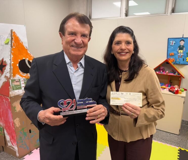 Estenio Campelo entregando a Dra Claudia Kalil  mais uma doação ao projeto Estenio Campelo entregando a Dra Claudia Kalil mais uma doação ao projeto