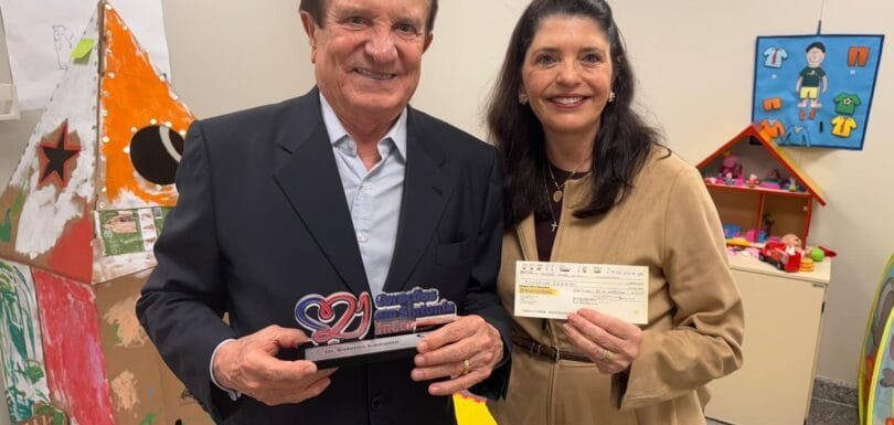 Estenio Campelo entregando a Dra Claudia Kalil mais uma doação ao projeto