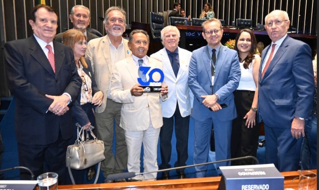 Fernando César Mesquita ladeado dos diretores da Casa do Ceará