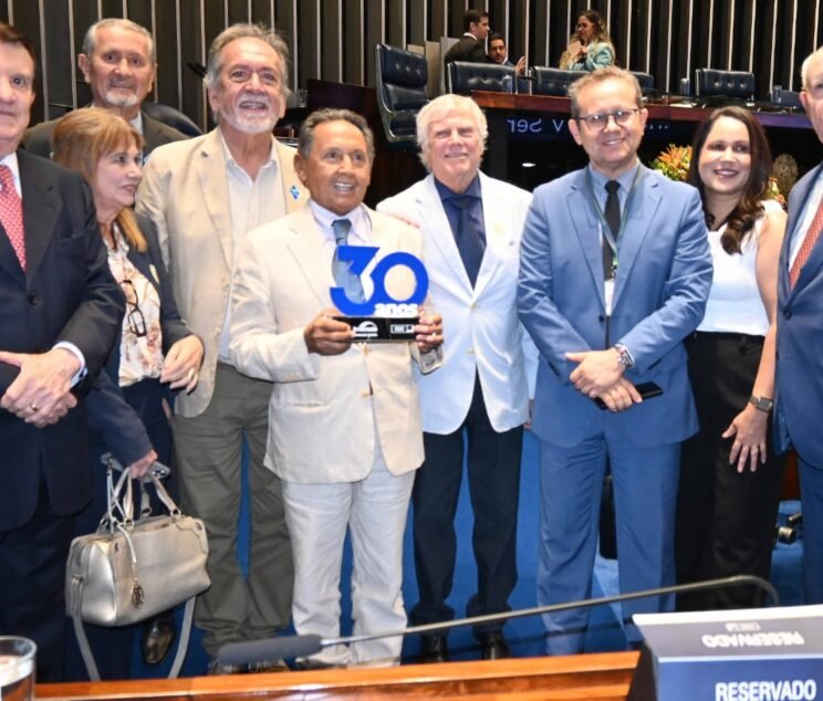 Fernando César Mesquita ladeado dos diretores da Casa do Ceará Fernando César Mesquita ladeado dos diretores da Casa do Ceará
