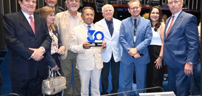 Fernando César Mesquita ladeado dos diretores da Casa do Ceará